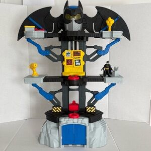 Fisher Price Imaginext DC Super Friends Blue
Transforming Batman Batcave Playset
